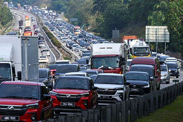 Traffic snarls hit major highways after accidents and breakdowns