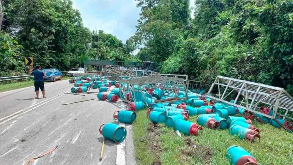 Trailer transporting gas cylinders overturns at Bahau-Rompin road