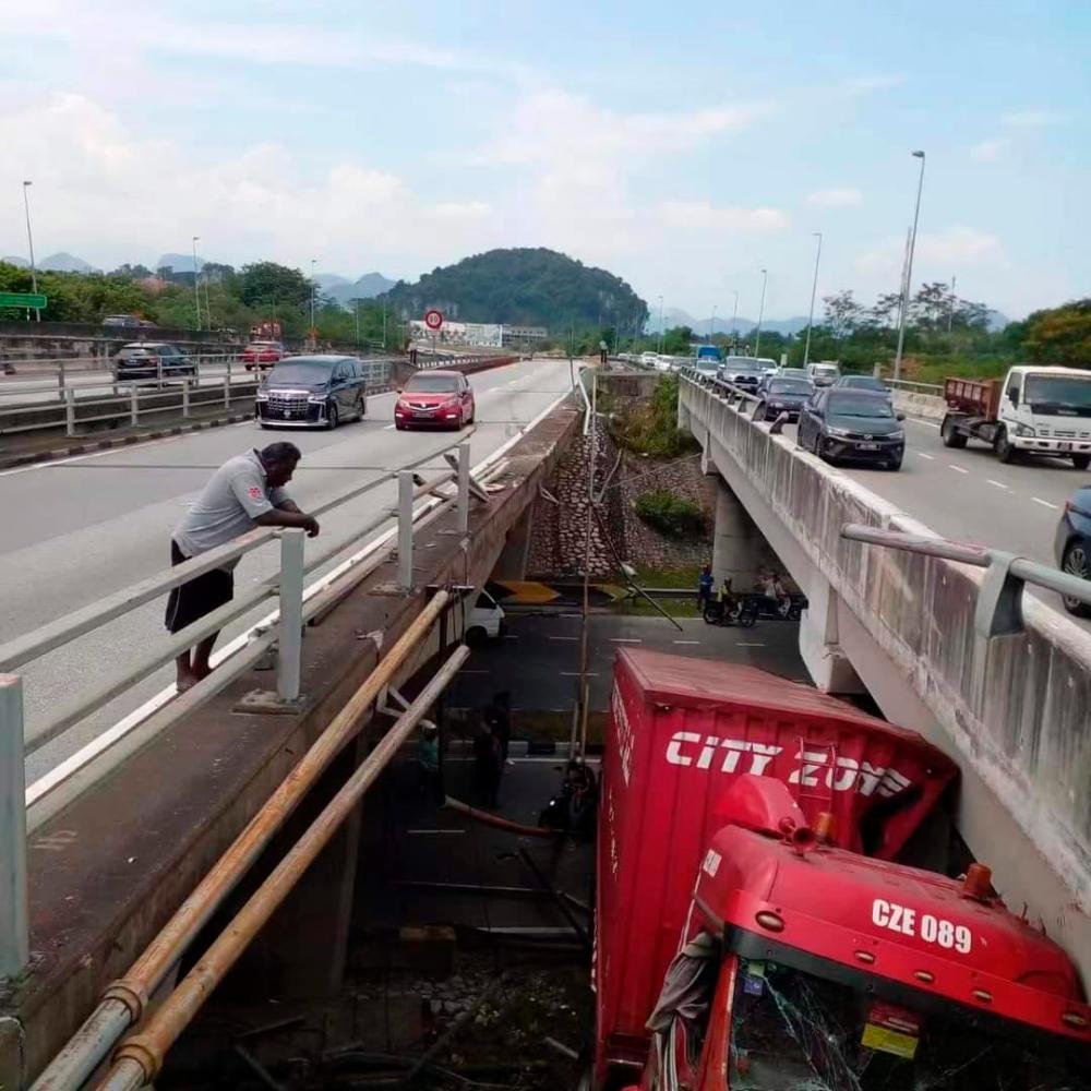 Treler jatuh dari jejambat, laluan pekan Ipoh-Tasek Terhalang