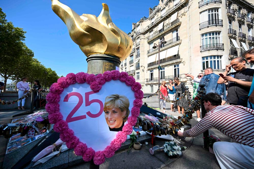 Tributes paid to princess Diana, 25 years after her death
