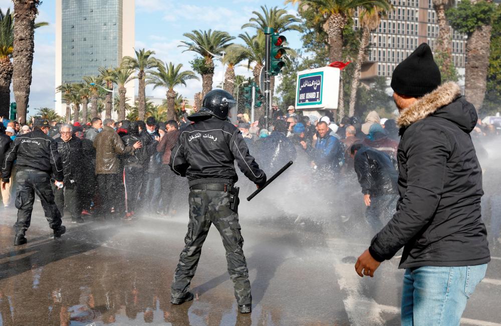 Tunisians protest against president, as journalists complain of police abuse