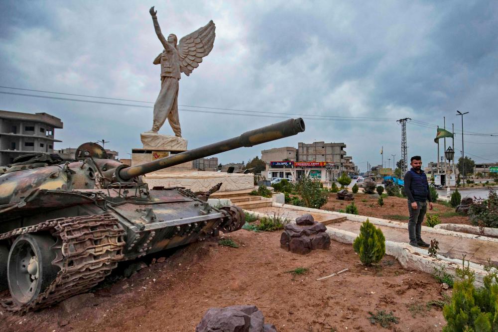 Turkish threats leave Syria Kurds in fear for symbolic city