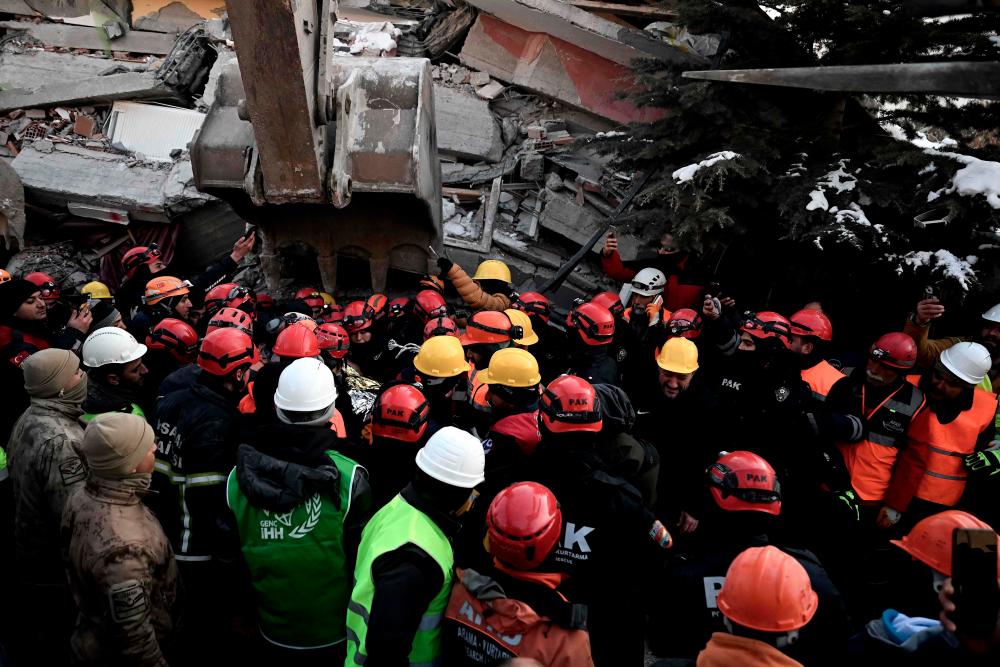 Turkiye: Suami isteri ditemukan selamat selepas terperangkap dalam runtuhan selama 129 jam Turkiye: Suami isteri ditemukan selamat selepas terperangkap dalam runtuhan selama 129 jam