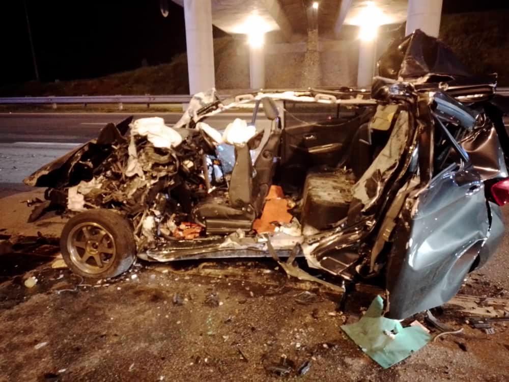 Two die after car hits stationary trailer on emergency lane Two die after car hits stationary trailer on emergency lane