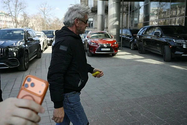 Oscar winner Sean Penn skips ceremony to visit Kyiv