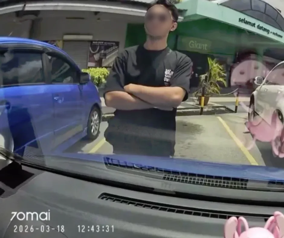 Driver stands her ground against man ‘chop’ parking spot, netizens cheer: “Don’t give them face!” Driver stands her ground against man ‘chop’ parking spot, netizens cheer: “Don’t give them face!”