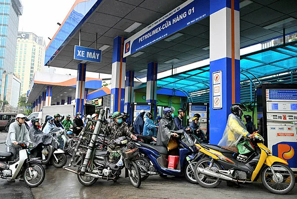VIETNAM-ECONOMY-FUEL-TARIFF- Vietnam to tap emergency fund to cool surging fuel prices