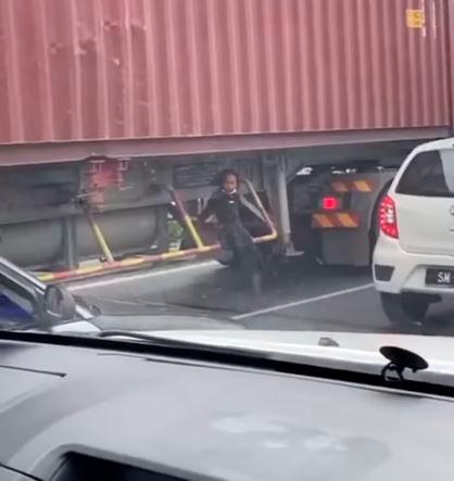 Video of child on container truck rails upsets netizens