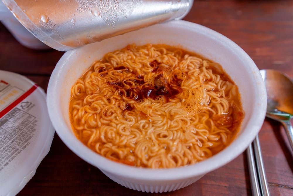 Vietnam producing first instant noodles product from dragon fruit