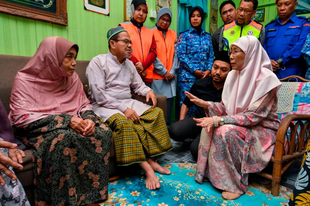 Wan Azizah ziarah keluarga tiga beradik maut terkena renjatan elektrik Wan Azizah ziarah keluarga tiga beradik maut terkena renjatan elektrik