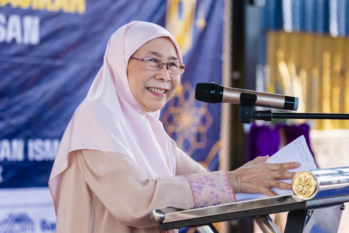 Wan_Azizah_distributes_Aidilfitri_aid_to_150_households_in_Bandar_Tun_Razak