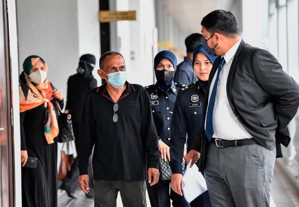 Warga emas mengaku tidak bersalah sembilan pertuduhan terima, pindah RM700,000 wang aktiviti haram Warga emas mengaku tidak bersalah sembilan pertuduhan terima, pindah RM700,000 wang aktiviti haram