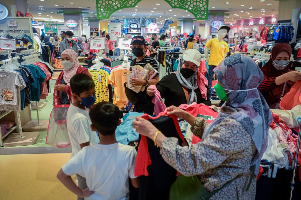 Warga kota masih banjiri pusat beli belah, saat akhir persiapan Aidilfitri