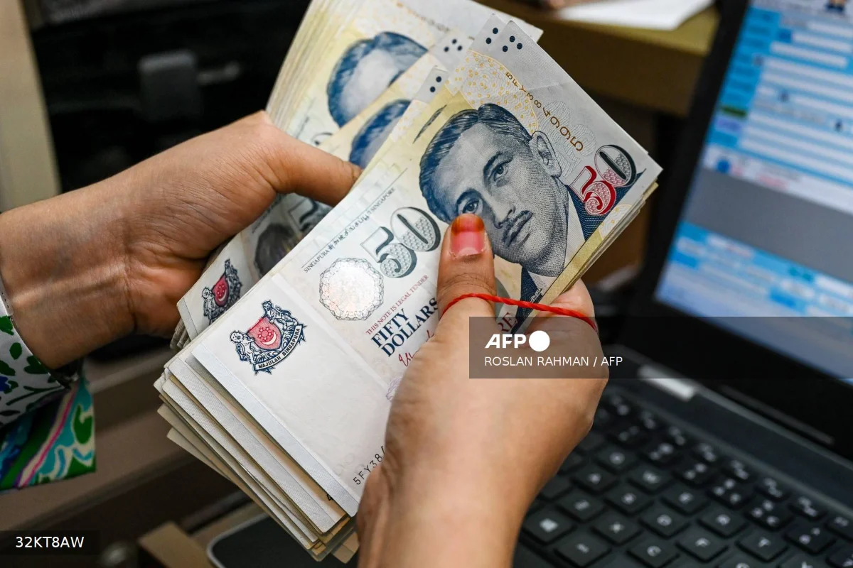 _What_money_is_this___-_M_sian_kids_turn_down_SGD50_duit_Raya__father_quietly_pockets_it