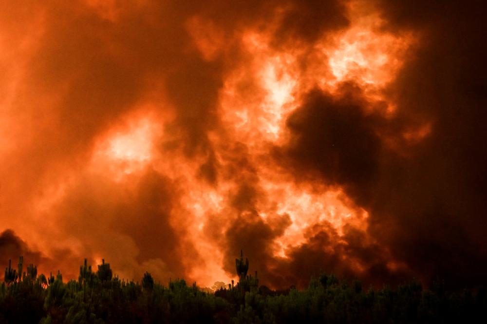 Wildfire displaces 10,000 in southwestern French wine region Wildfire displaces 10,000 in southwestern French wine region