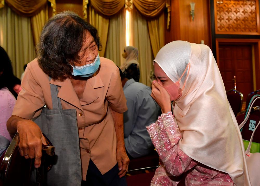 Woman abandoned by Indonesian mother receives Malaysian citizenship 