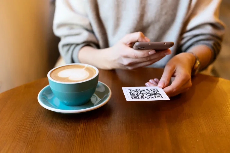 Woman compares payment systems in US and Malaysia, highlights Malaysia's efficent payment methods
