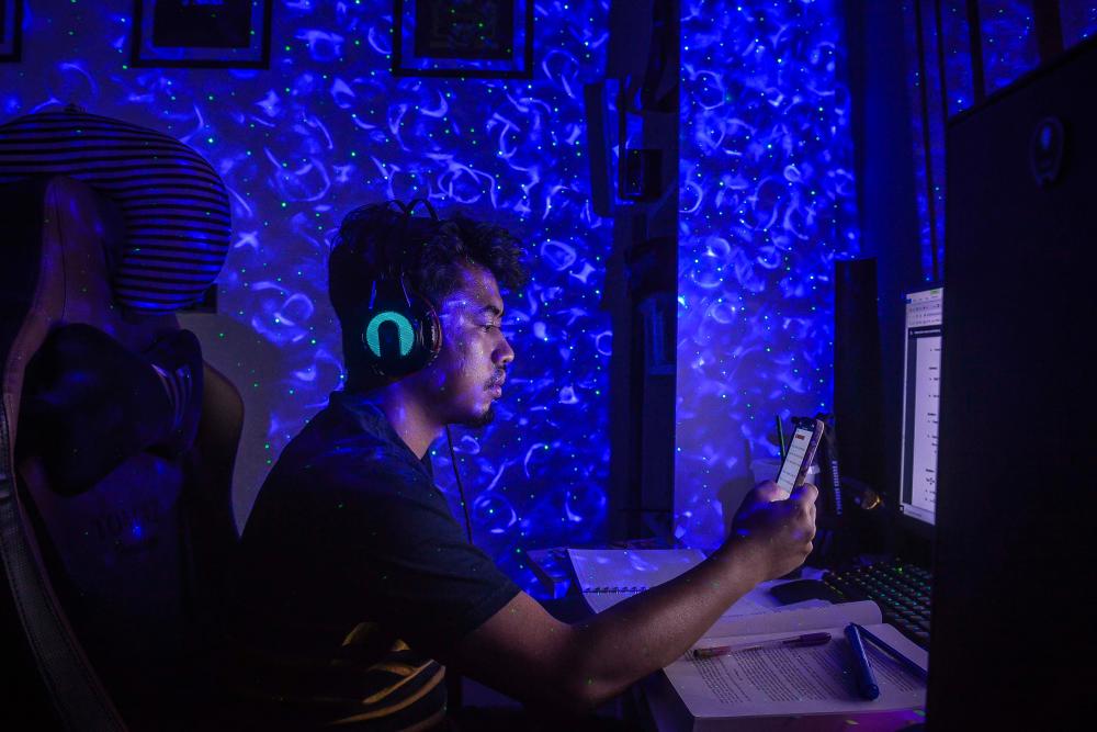 Youths learning about social justice issues via online exposure