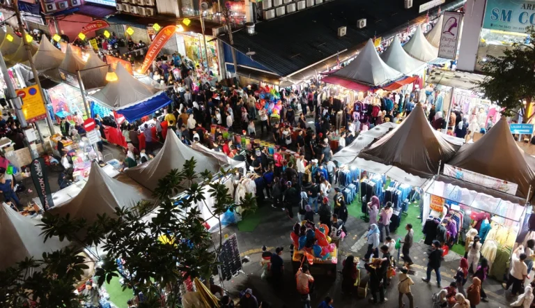 Last-minute Raya rush: A mix of thrill, bargains and crowds