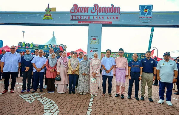 Permaisuri Selangor visits ramadan bazaar at Shah Alam Stadium