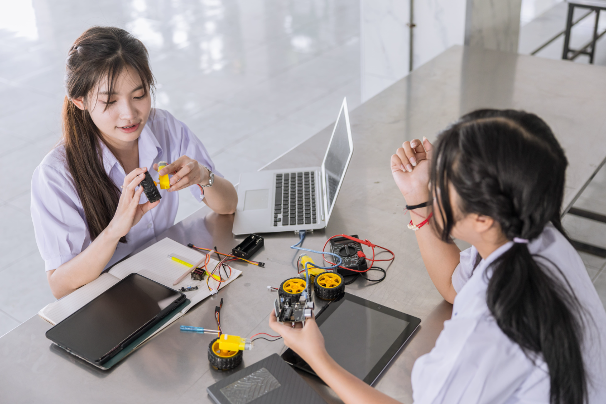 261277520-l Student-led projects focus on practical solutions shaped by everyday challenges, reflecting a shift toward usability, cost awareness and real-world application.