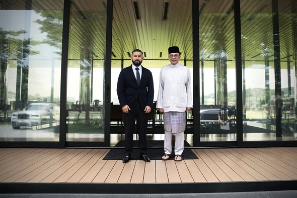 Johor regent grants audience to PM Anwar