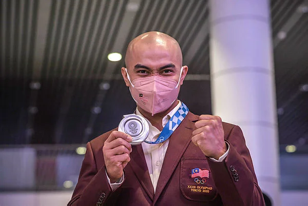 Adib Rawi_Azizul Hasni Awang arrived malaysia (1) Azizulhasni, MNCF honoured by BrandLaureate