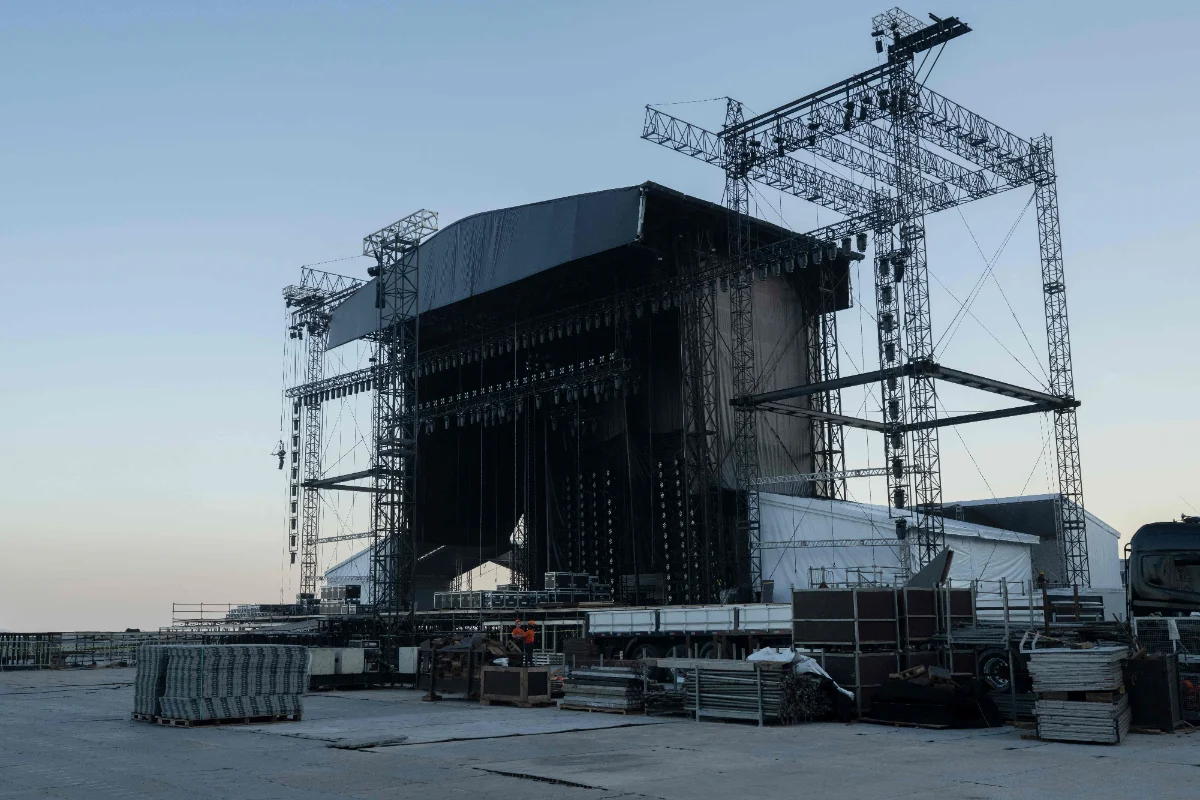 Technician dies installing stage for Shakira concert in Rio