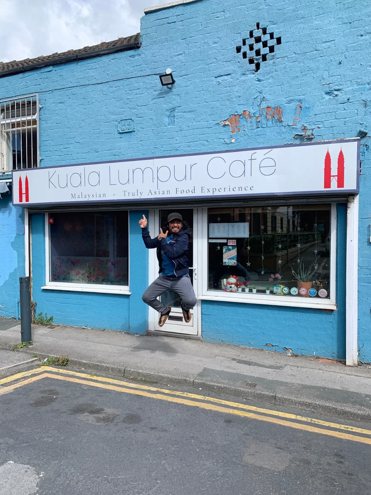 Ex-firefighter dishes up Malaysian cuisine in UK caf Ex-firefighter dishes up Malaysian cuisine in UK café