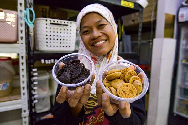 FEA02_16042026_PENGUSAHA_BISKUT Malaysian entrepreneur's cookie pivot yields five-figure success