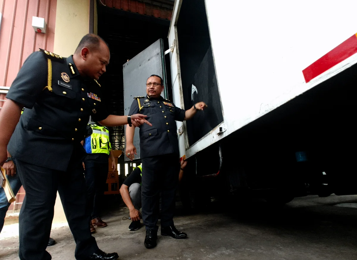 Melaka KPDN seizes 30,000 counterfeit phone accessories