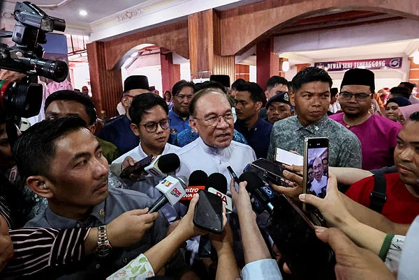 Anwar slams Africa embezzled funds claims as slander