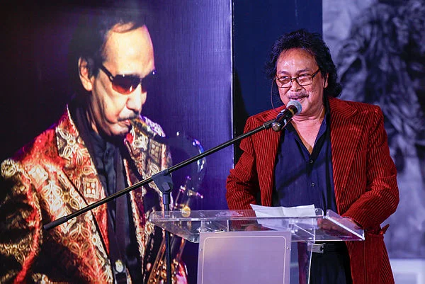 KL21_16042026_EMAS_AHMAD_NAWAB Son fulfils Ahmad Nawab's final wish with 'Sentuhan Emas' book