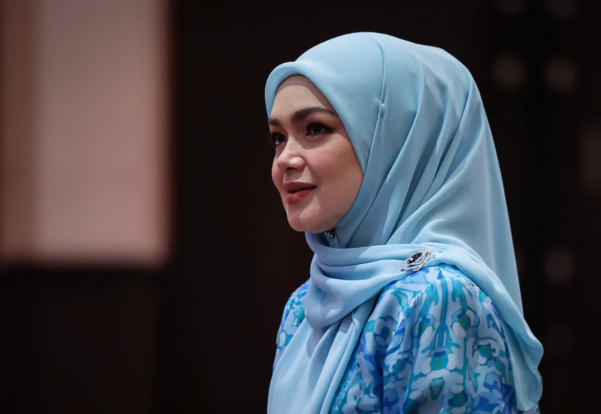 Siti Nurhaliza involved in multi-car accident on MEX Highway, suffers minor injuries Siti Nurhaliza involved in multi-car accident on MEX Highway, suffers minor injuries