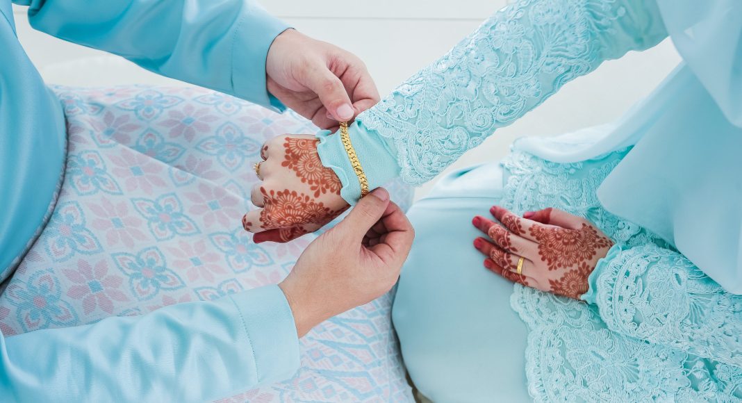 Love, tradition and timing intersect as young couples rethink when to take the next step amid rising financial pressures. – pics from 123RF