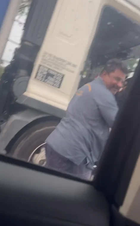 Lorry driver climbs out of vehicle at traffic light, surprises baby with money