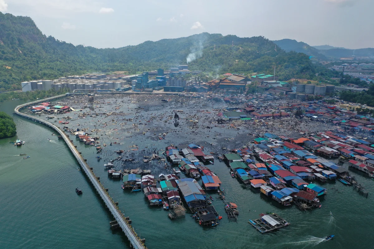 Massive fire destroys 1000 houses in Sandakan water village