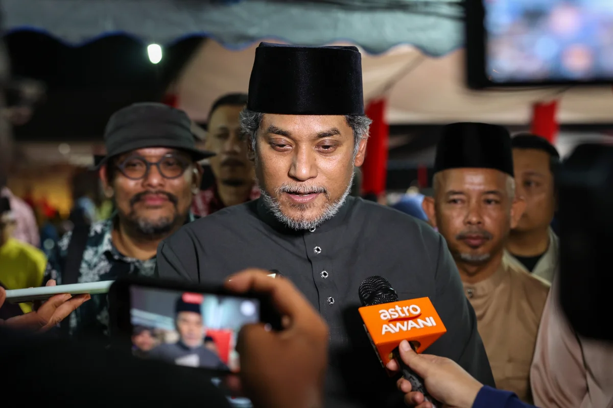 Hishammuddin, Khairy among thousands readmitted to Umno Hishammuddin, Khairy among thousands readmitted to Umno