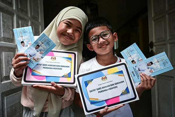 PM Anwar moved by siblings gesture of giving duit raya PM Anwar moved by siblings gesture of giving duit raya