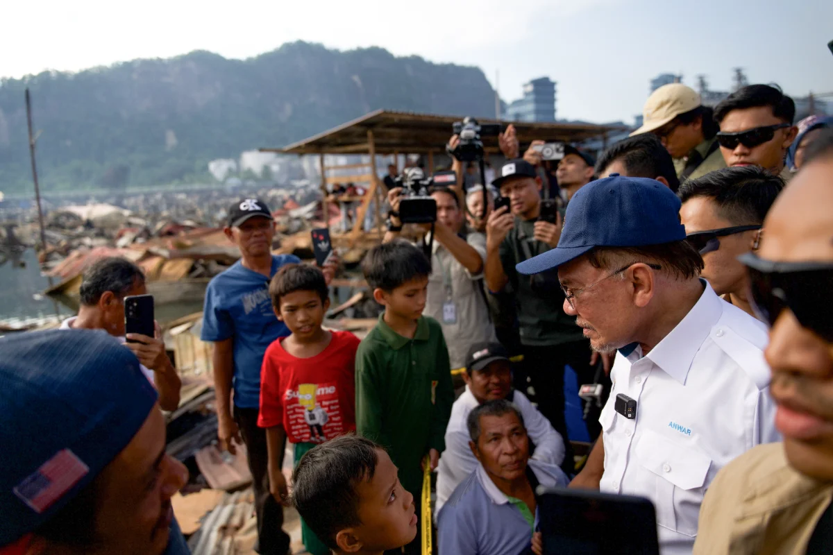 PM visits Sandakan fire site after 1000 homes destroyed