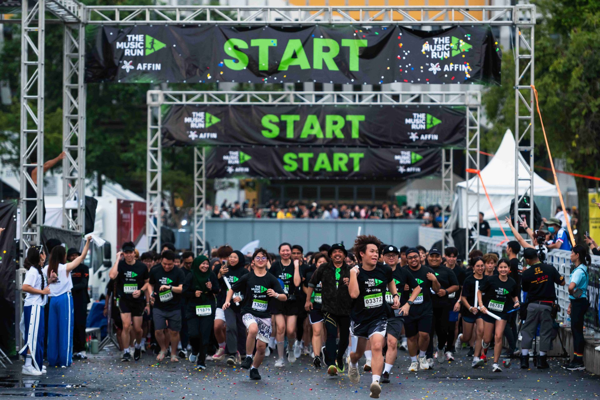 Participants Crossing Start Line_TMR26
