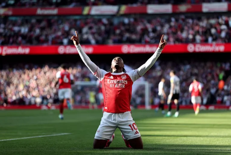 Arsenal back on top as Spurs finally win and Salah limps off