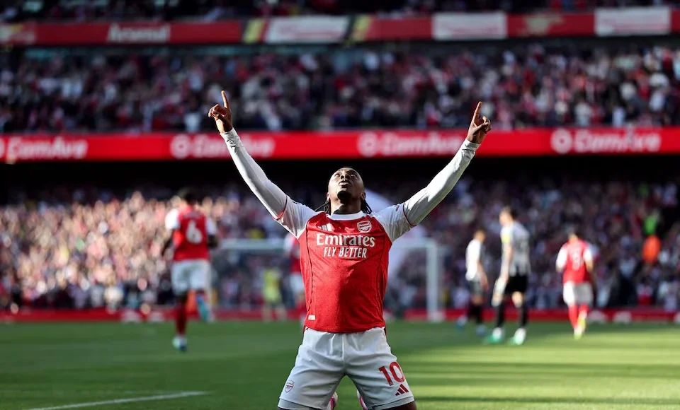 Arsenal back on top as Spurs finally win and Salah limps off