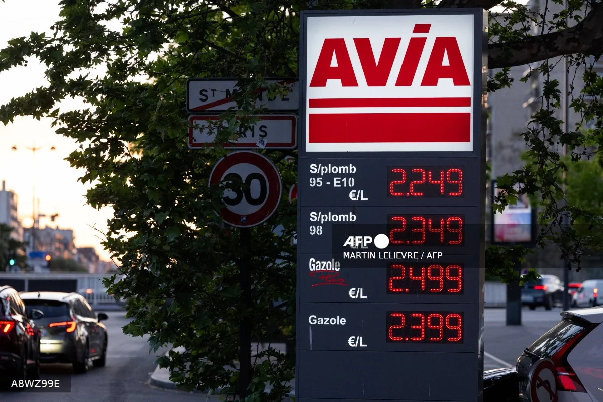 Renewed hopes of Iran peace talks keep oil under 100 per barrel Renewed hopes of Iran peace talks keep oil under $100 per barrel