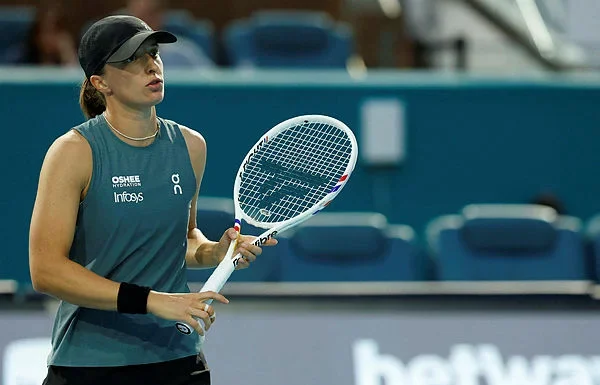 Swiatek cruises past Siegemund in Stuttgart clay return