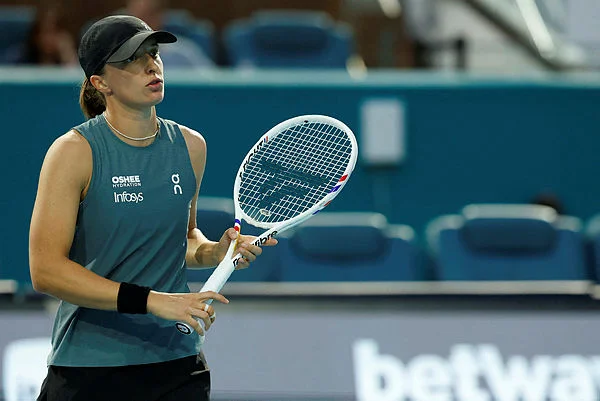 Swiatek cruises past Siegemund in Stuttgart clay return Swiatek cruises past Siegemund in Stuttgart clay return