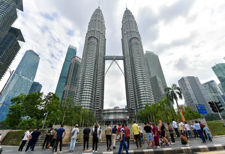 "There's nowhere to sit" - Tourist frustrated over lack of seating in KL