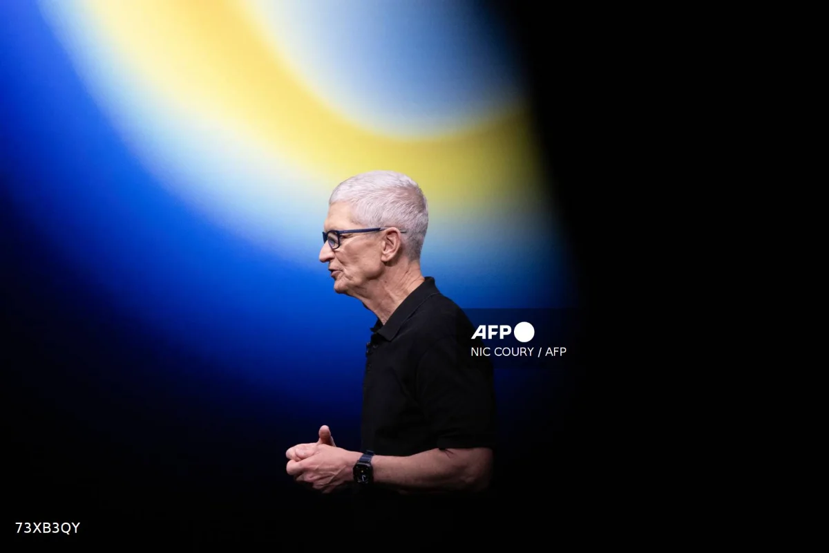 Tim Cook to step down as Apple CEO after 15 years (1)