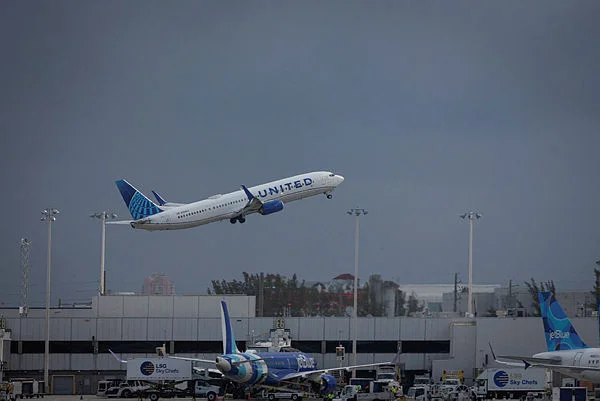 US commercial pilot claims plane hit by drone over San Diego airport US commercial pilot claims plane hit by drone over San Diego airport