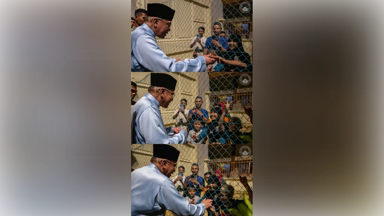 Siblings give PM RM7 duit raya, end up receiving iPads after heartwarming airport moment Siblings give PM RM7 duit raya, end up receiving iPads after heartwarming airport moment
